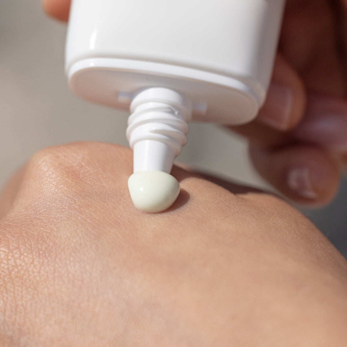 Melixir Airfit Invisible Sunscreen SPF 50 - applying on skin